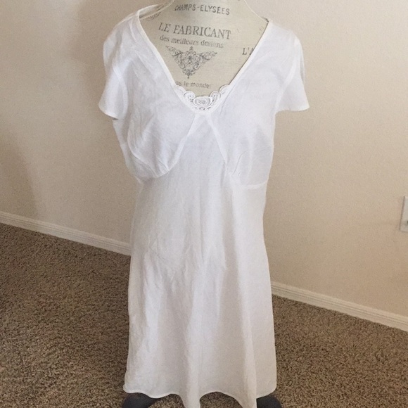 Other - Women’s white gown xl